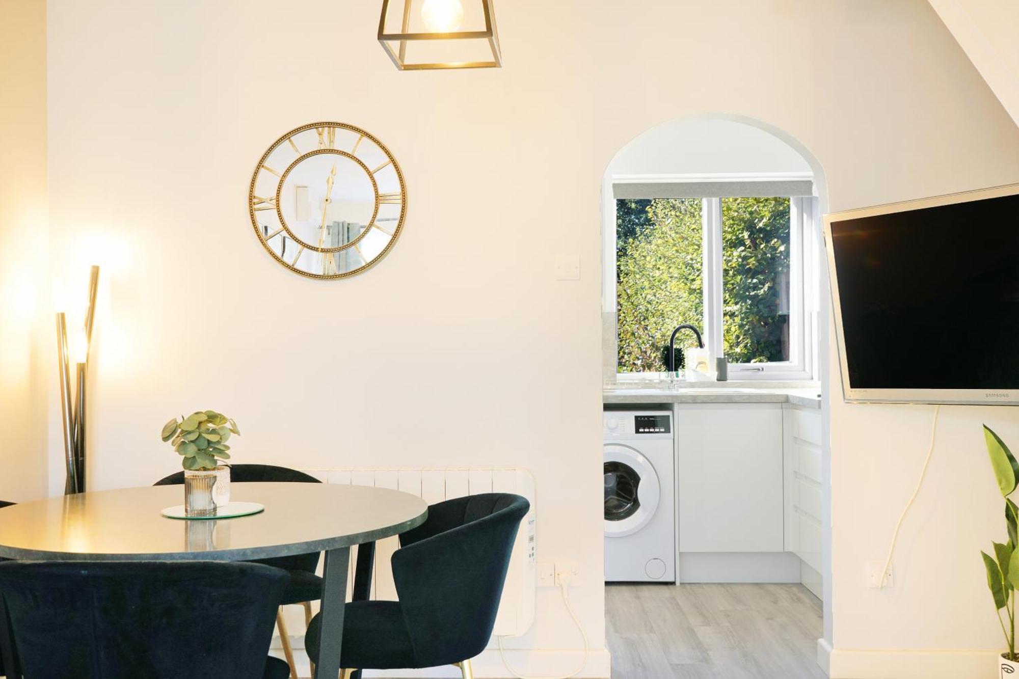 Cosy Corner In Aylesbury Near Stoke Mandeville Hospital & Town Centre With Private Parking エクステリア 写真