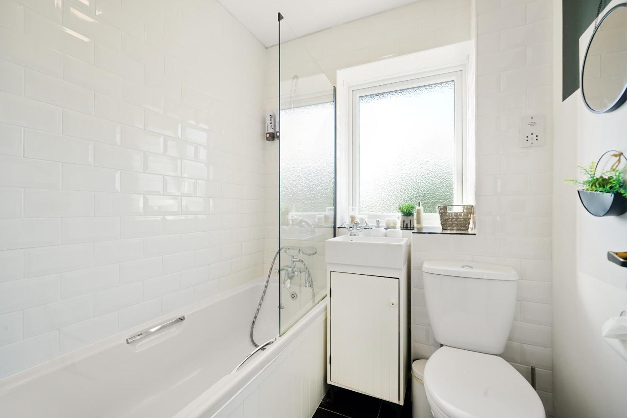 Cosy Corner In Aylesbury Near Stoke Mandeville Hospital & Town Centre With Private Parking エクステリア 写真