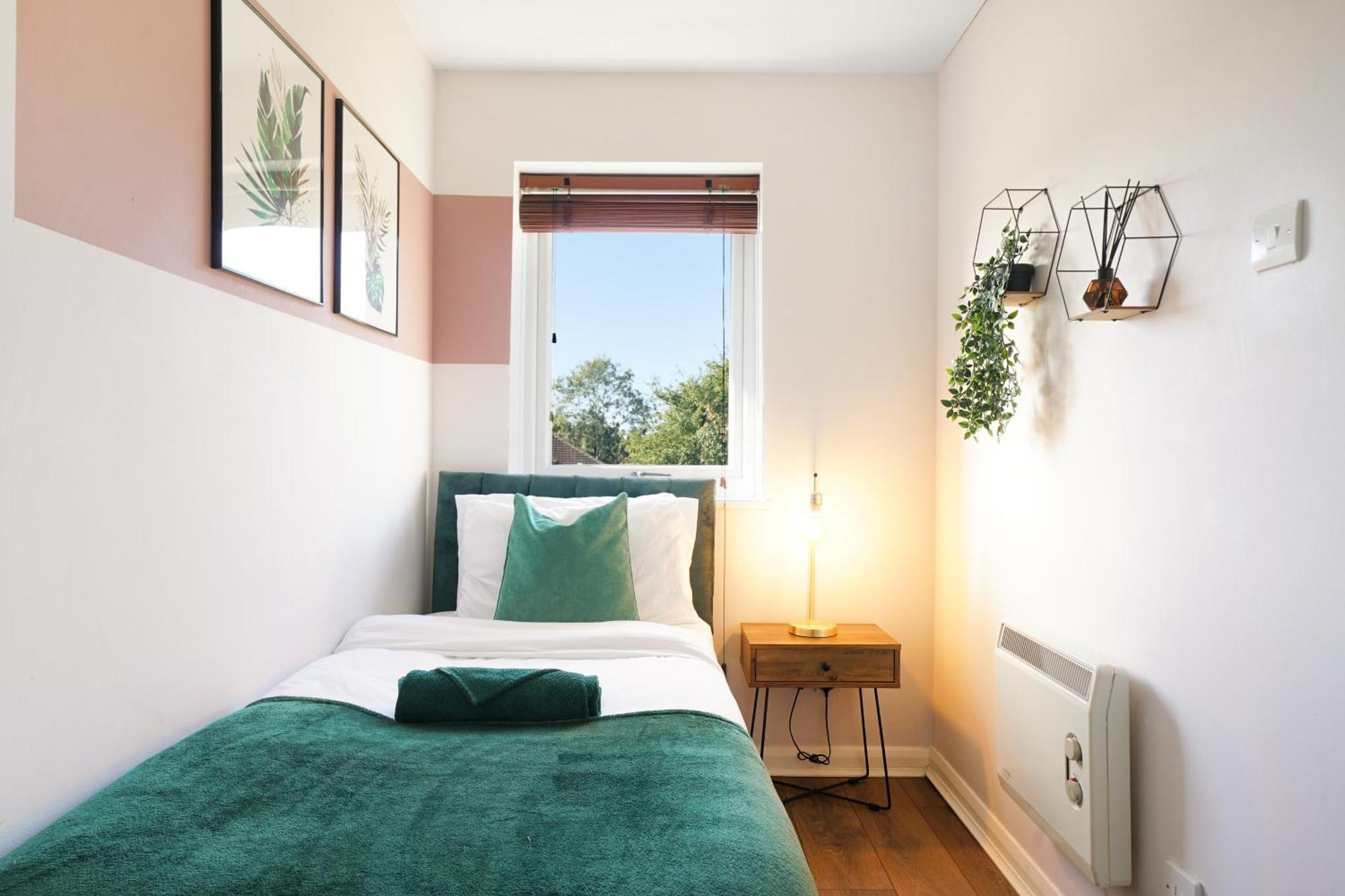 Cosy Corner In Aylesbury Near Stoke Mandeville Hospital & Town Centre With Private Parking エクステリア 写真