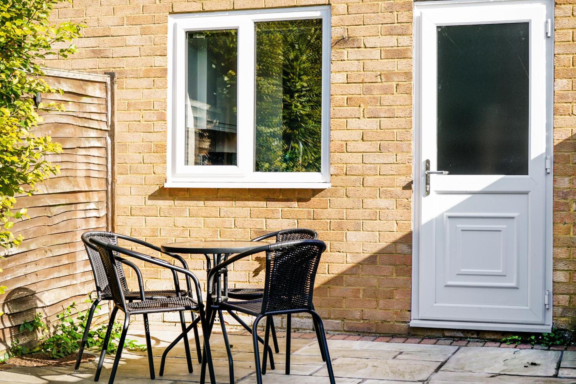 Cosy Corner In Aylesbury Near Stoke Mandeville Hospital & Town Centre With Private Parking エクステリア 写真