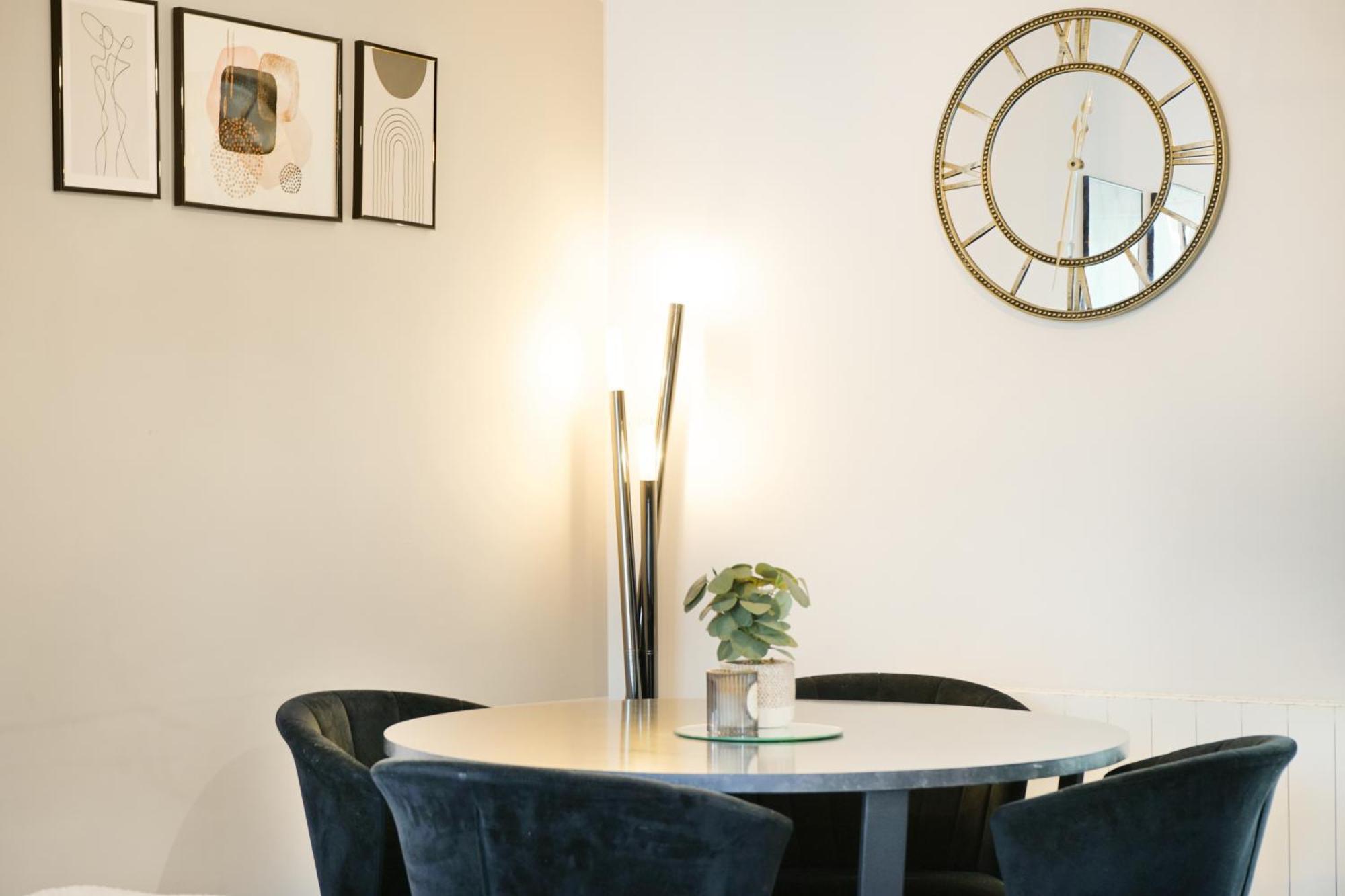 Cosy Corner In Aylesbury Near Stoke Mandeville Hospital & Town Centre With Private Parking エクステリア 写真